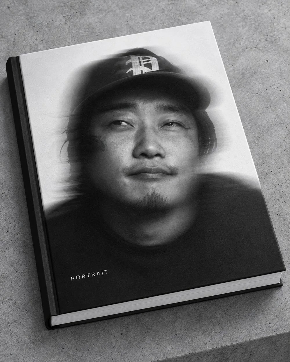 포트레이트를 도서 표지에 적용한 목업