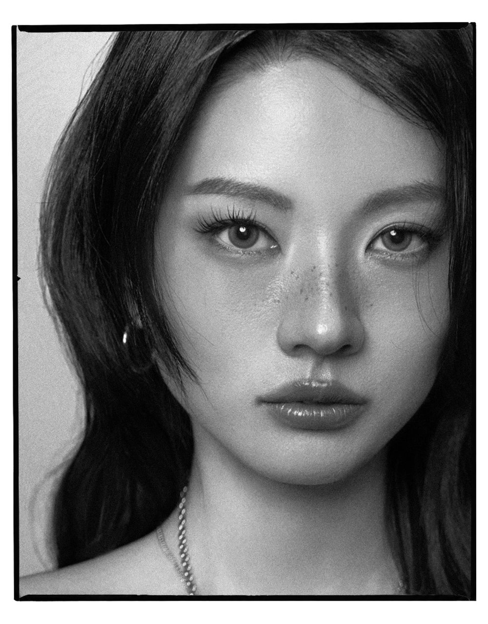 정면을 바라보는 흑백 인물 클로즈업